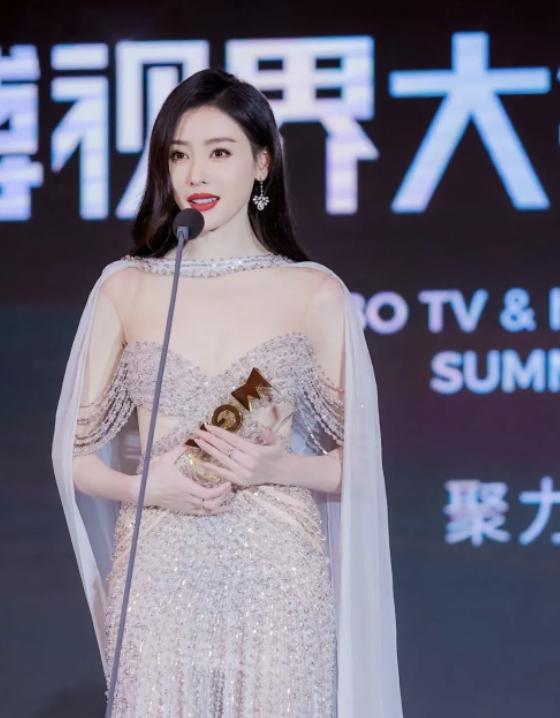 黑丝、抱胸、裸身，娱乐圈没被扒出的“*裤底**”，全在时尚周暴露了