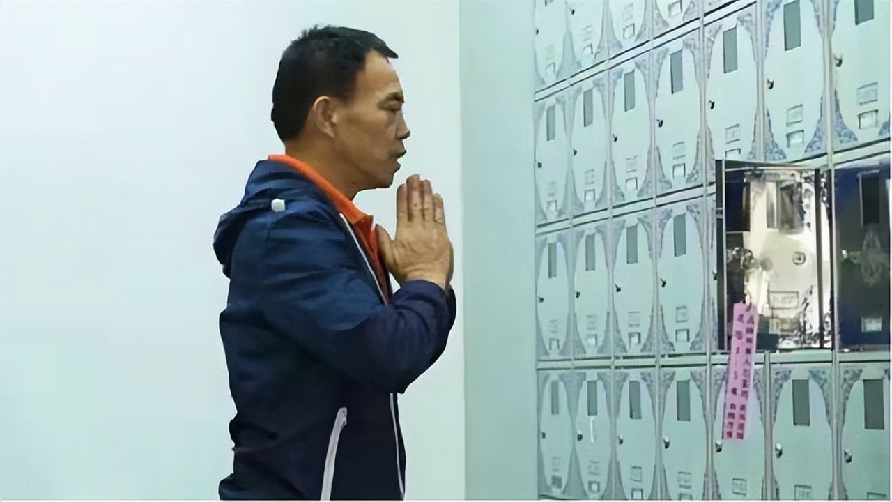 台湾“灵魂摆渡人”,放弃高薪工作,20年间自费送200位老兵回家