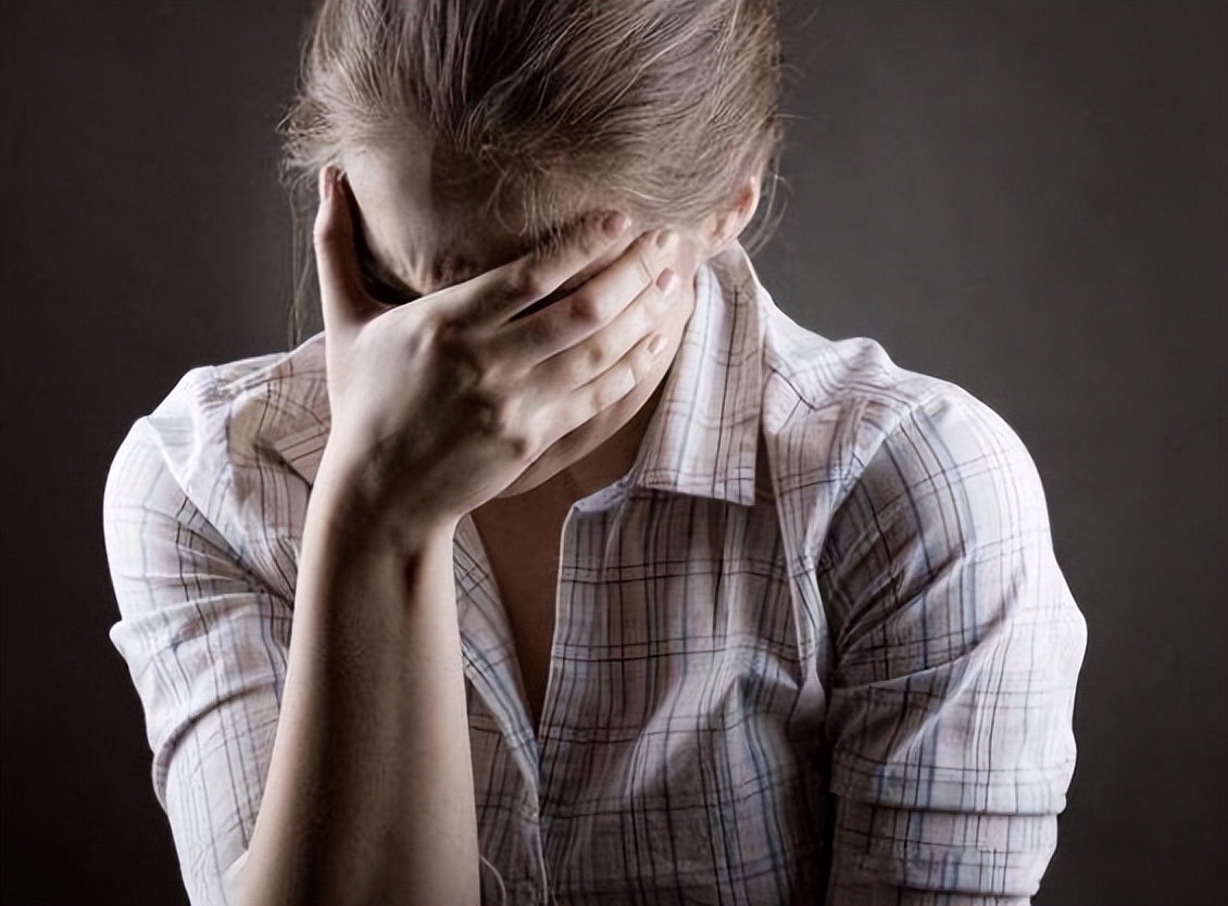 大脑开始“萎缩”时，身体一般会出现这4种反应，不妨仔细观察