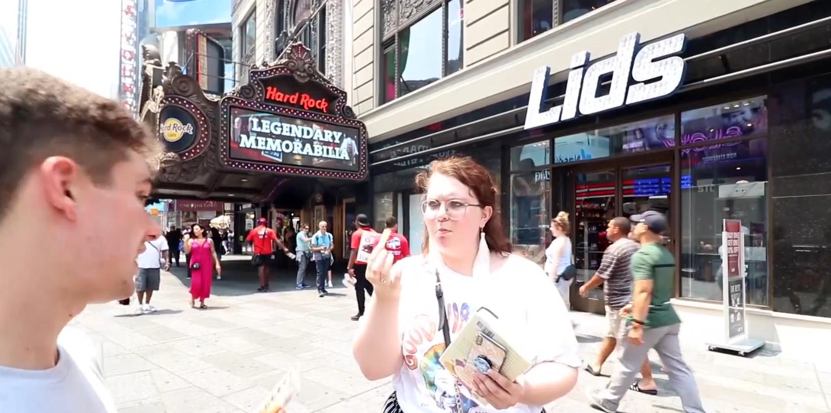 在美国街头第一次吃中国辣条,美国小伙第一次吃中国辣条