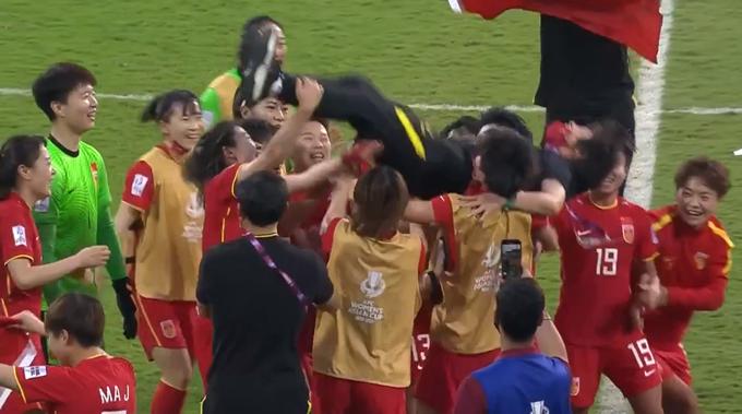 中国女足赢了黄健翔为什么落泪,恨铁不成钢中国足球