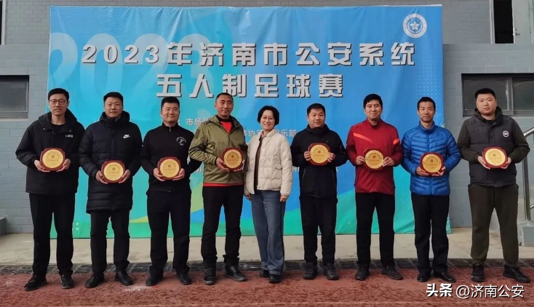 瞧瞧～警察队伍里的“足球小子”！