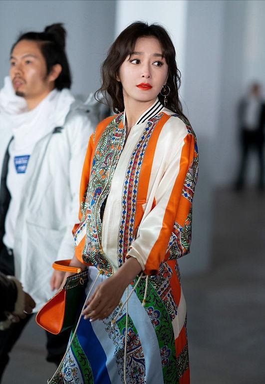 闪耀的她秦岚穿搭同款黄色连衣裙,秦岚身着toryburch2022