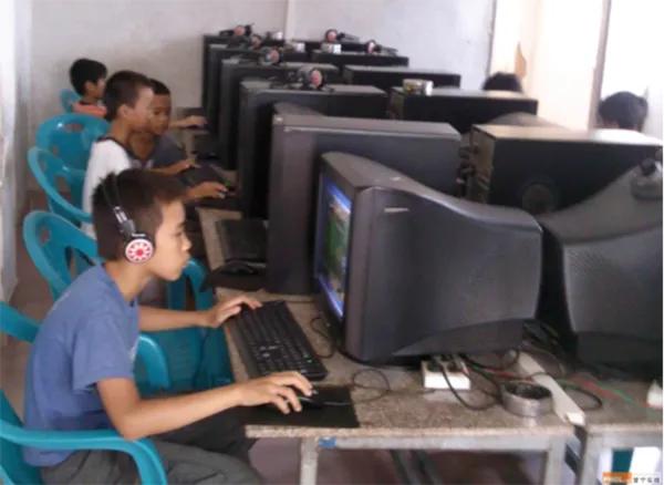 一年关万家，是谁杀死了网吧？