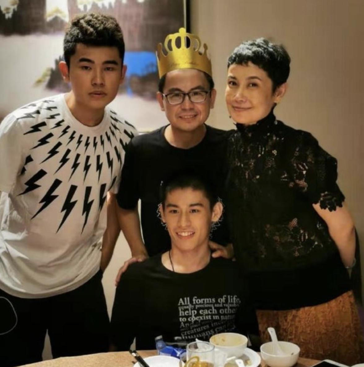 黄一山毕业照,港星黄一山携妻子去北大看儿子