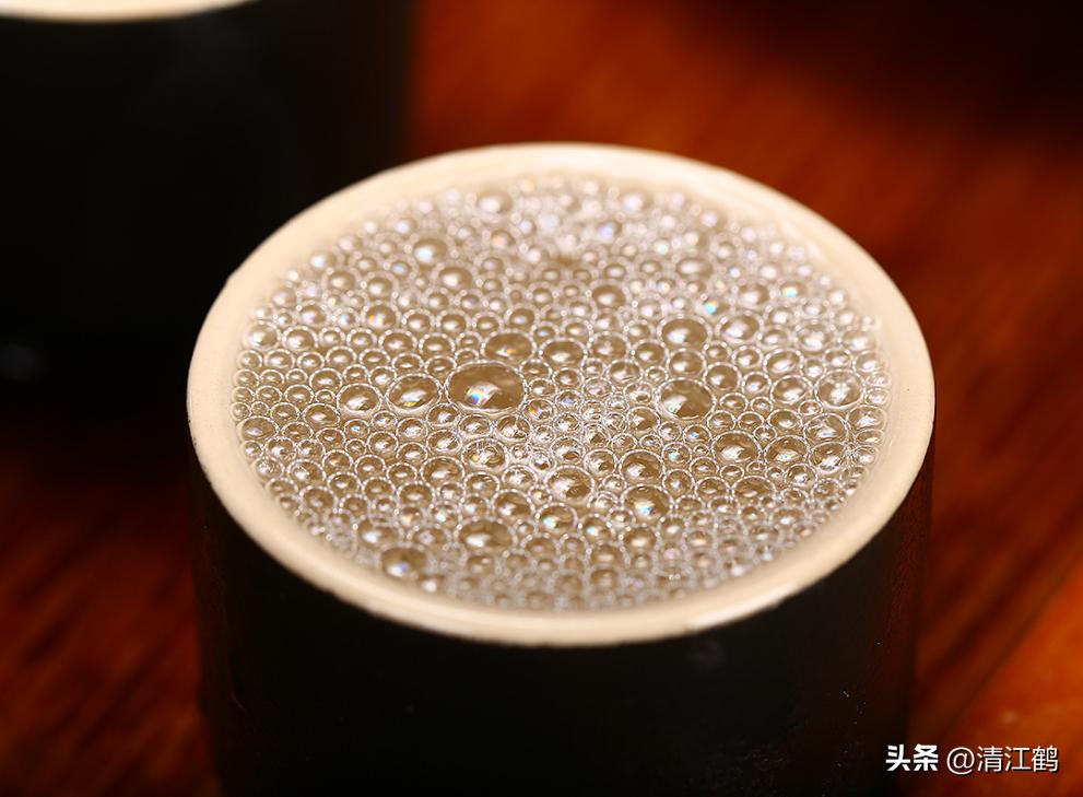 买纯粮食白酒怎么看瓶上标志,白酒瓶身看好坏