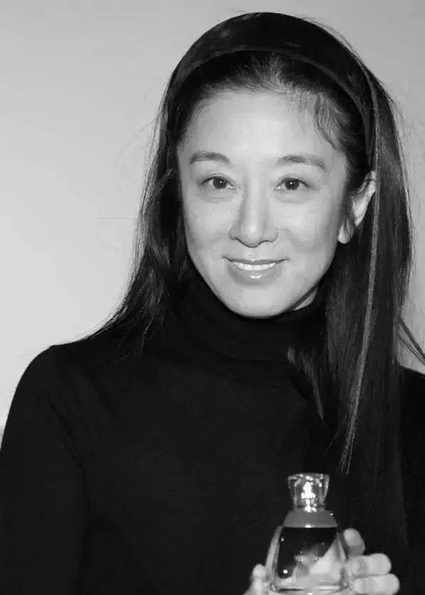 72岁王薇薇晒近照,王薇薇年轻写真照