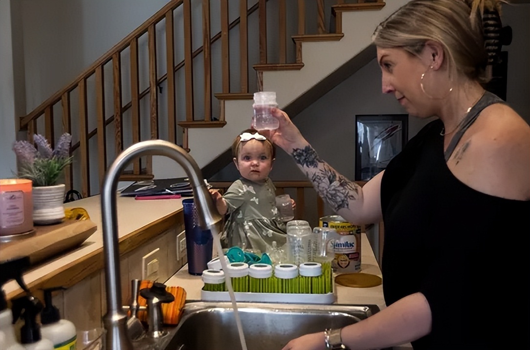 一罐奶粉难倒美国？纽约进入紧急状态，政府出动军机采购进口奶粉