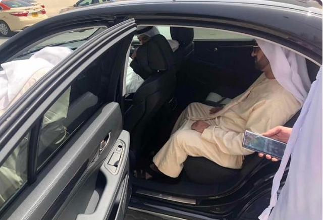 迪拜土豪买中国跑车红旗s9,迪拜土豪看红旗s9