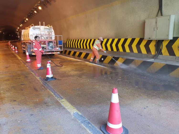 【“三抓三促”进行时】隧道清洗换新颜