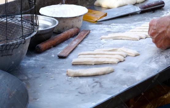 卖油条一分没赚还被罚款5万块,油条卖了半年被罚14万