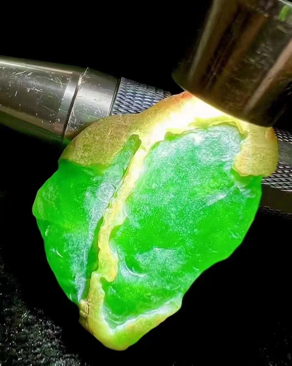 收藏级帕敢翡翠冰糯种,缅甸翡翠冰底飘绿