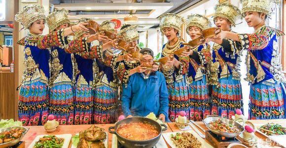 贵州西江千户苗寨最新视频,西江千户苗寨的大妈