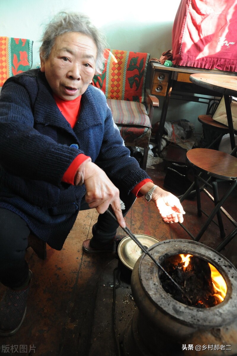 山西老人烧炕取暖被封炕,农村炕洞被堵