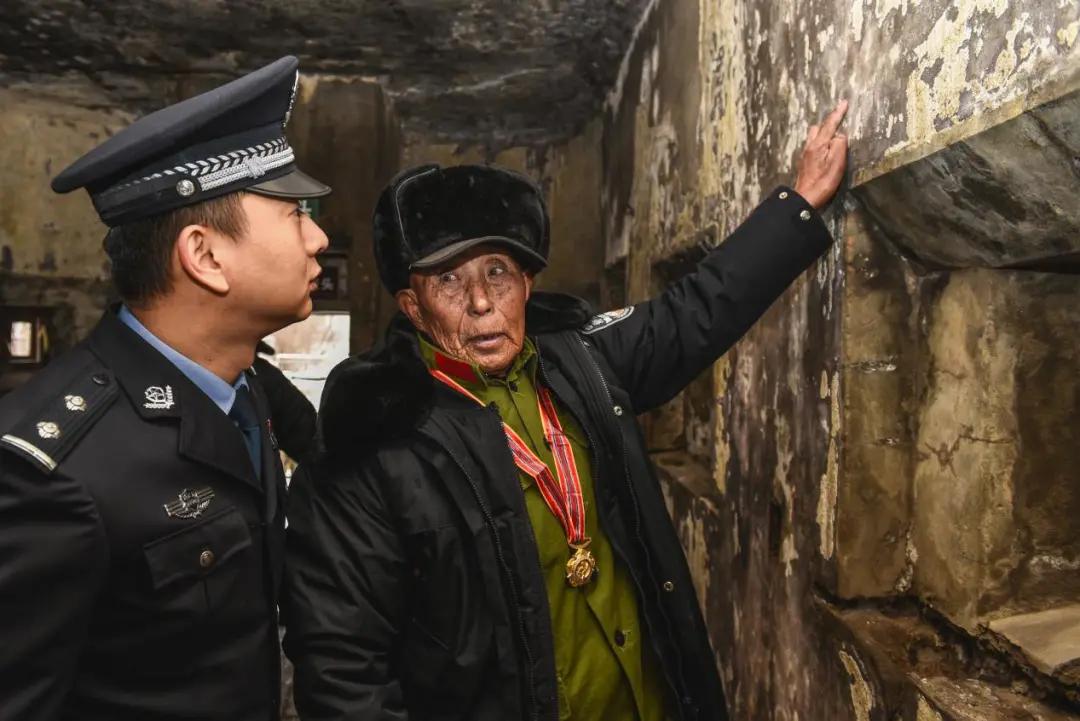 70多年后再次相聚，当年他8岁，他们18岁……