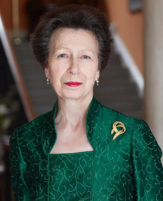 这位公主奶奶太会穿：72岁穿金戴帽，优雅贵气一眼看见