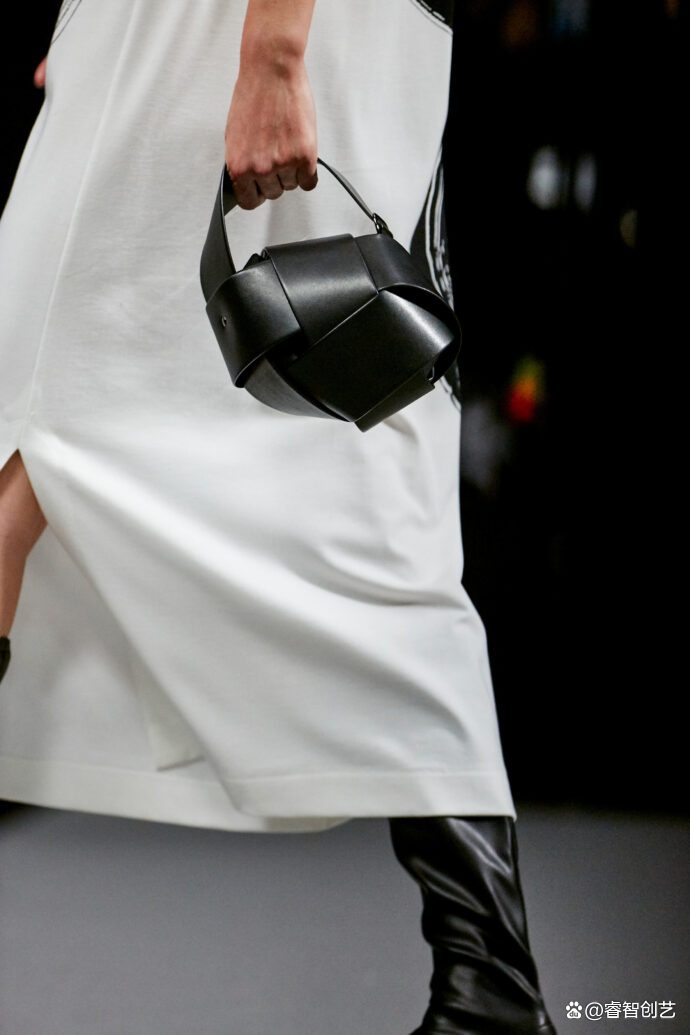 时装品牌三宅一生线上发布2022/23秋冬时装秀,展现万物灵动之姿