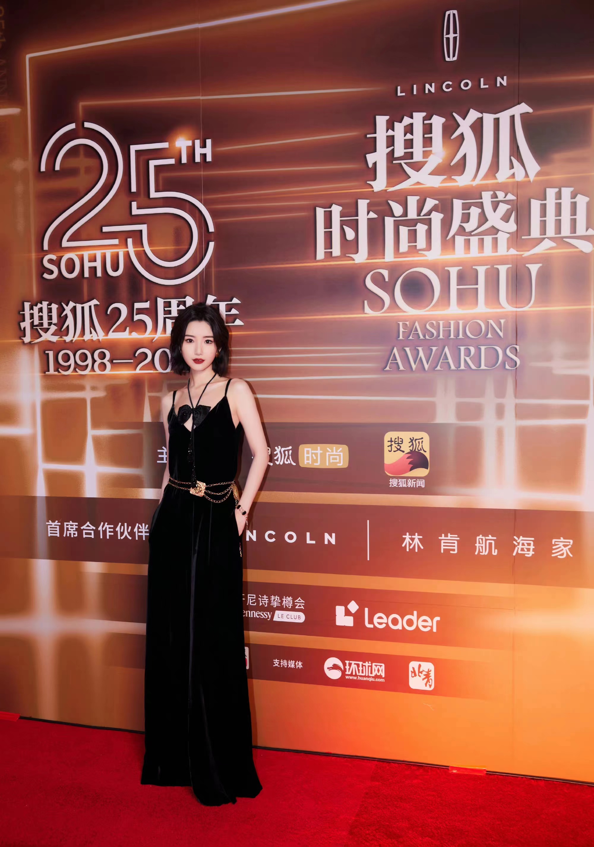 毛晓彤黑色连体裤造型,毛晓彤穿黑色丝绒长裙摩登洋气