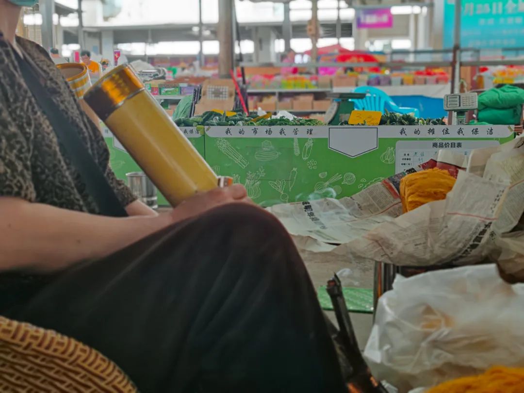 云南弥勒菜市场趣事：烟丝烟筒女人卖，妇女抱着烟筒抽