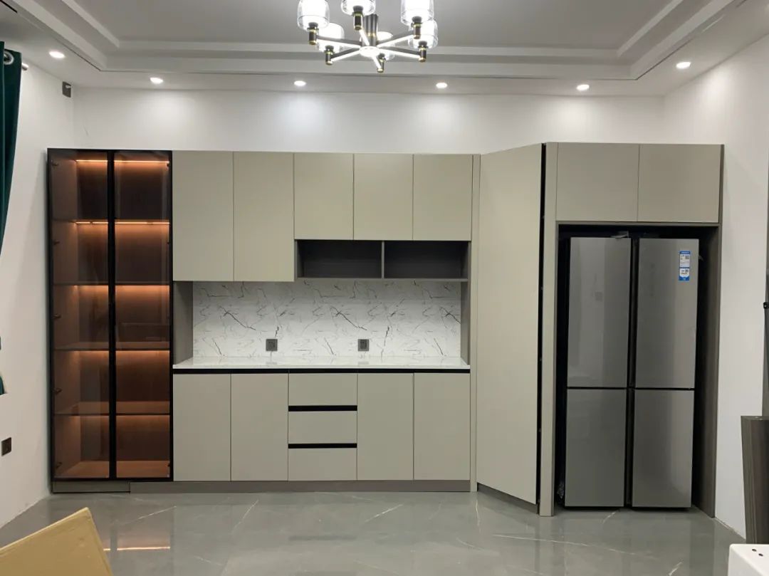 冰箱嵌入餐边柜深度多少才适合,冰箱嵌入餐边柜靠里还是靠外