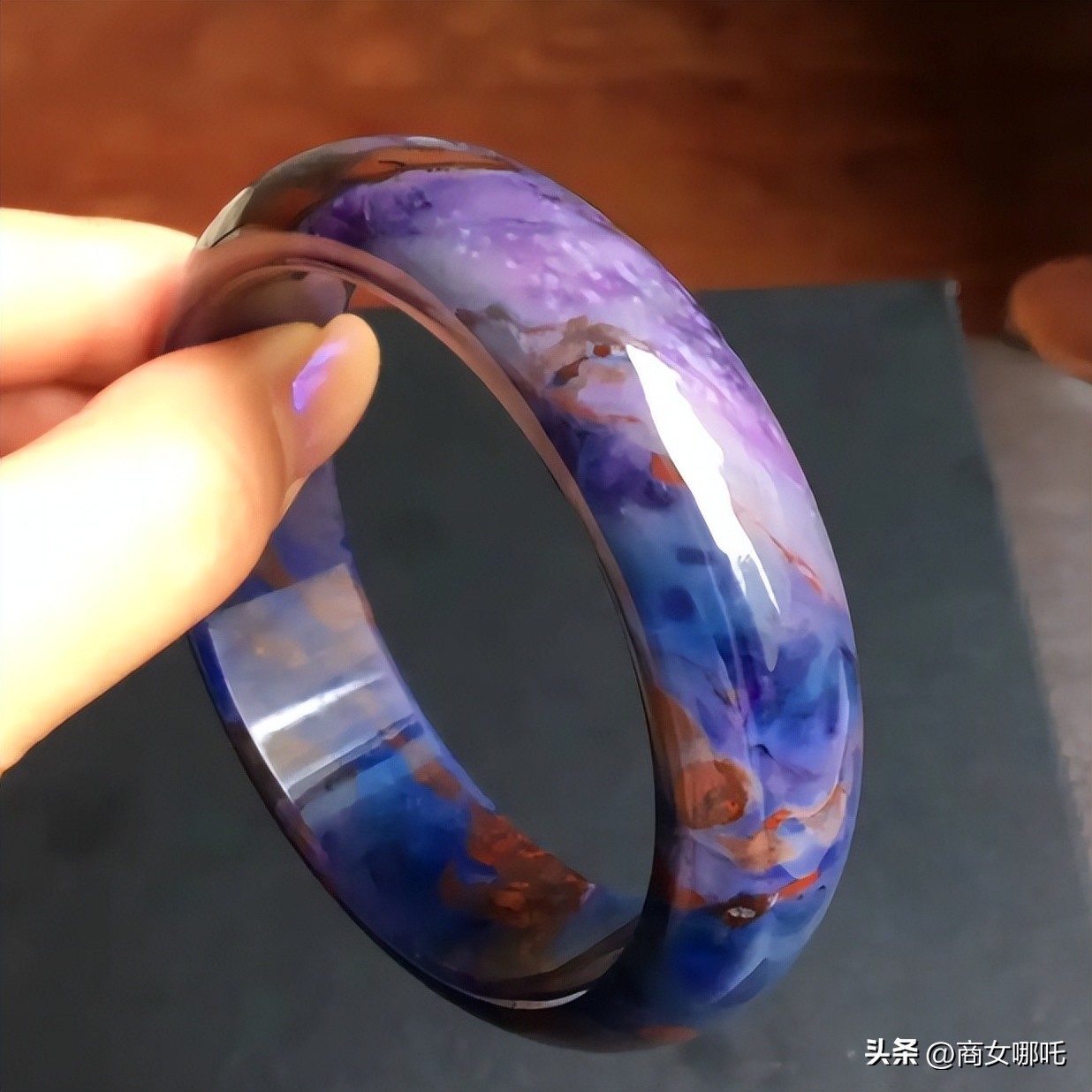 除了金银还有什么首饰,天然宝石制成的手镯