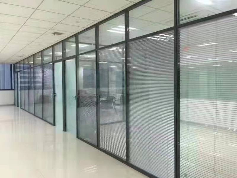 隔扇隔断墙效果图,双玻百叶办公室隔断墙设计方案