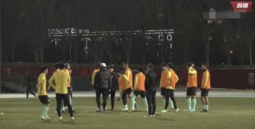 离谱！国足生死战前卖徽章，一个45元激怒球迷，首发还被央视泄密