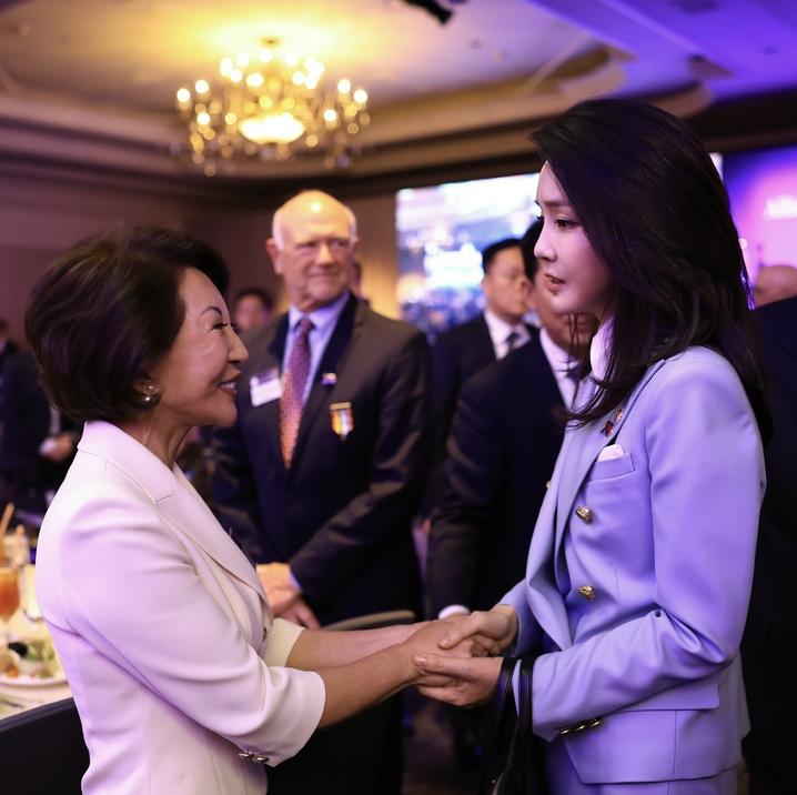 韩国第一夫人出访英国王室服装秀,韩国第一夫人美丽瞬间