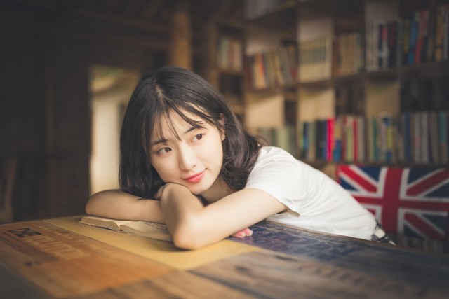 女人这么做，是让你快点泡她，别傻愣愣的！