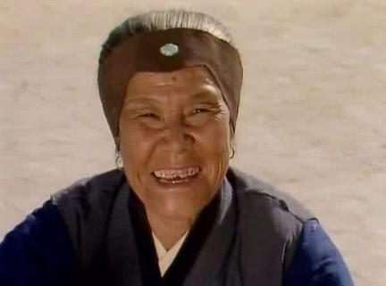 64岁老艺术家倪萍重新演绎“刘姥姥”，网友：回家带孩子，收手吧