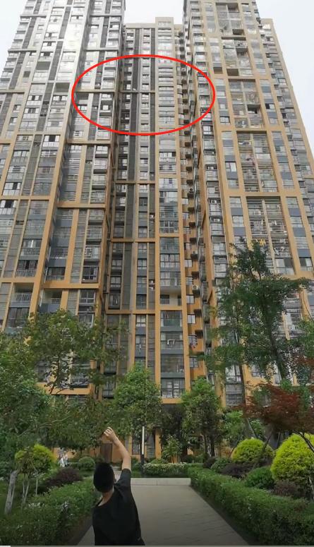 扑克牌真的能插进木板里吗,小孩扑克牌打穿木板