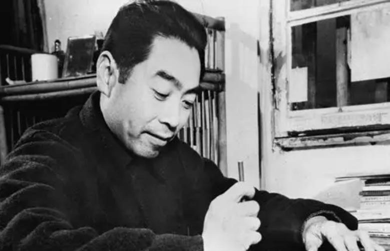 金日成访华，突然被少将搂住脖子，周恩来严厉批评：他已不是营长