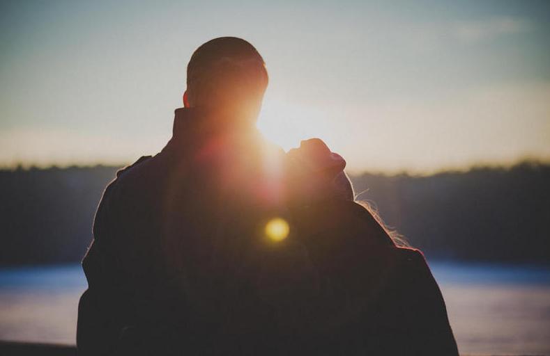 女生闻到男生身上的香味代表什么,女生闻到男生身上的香味很刺鼻