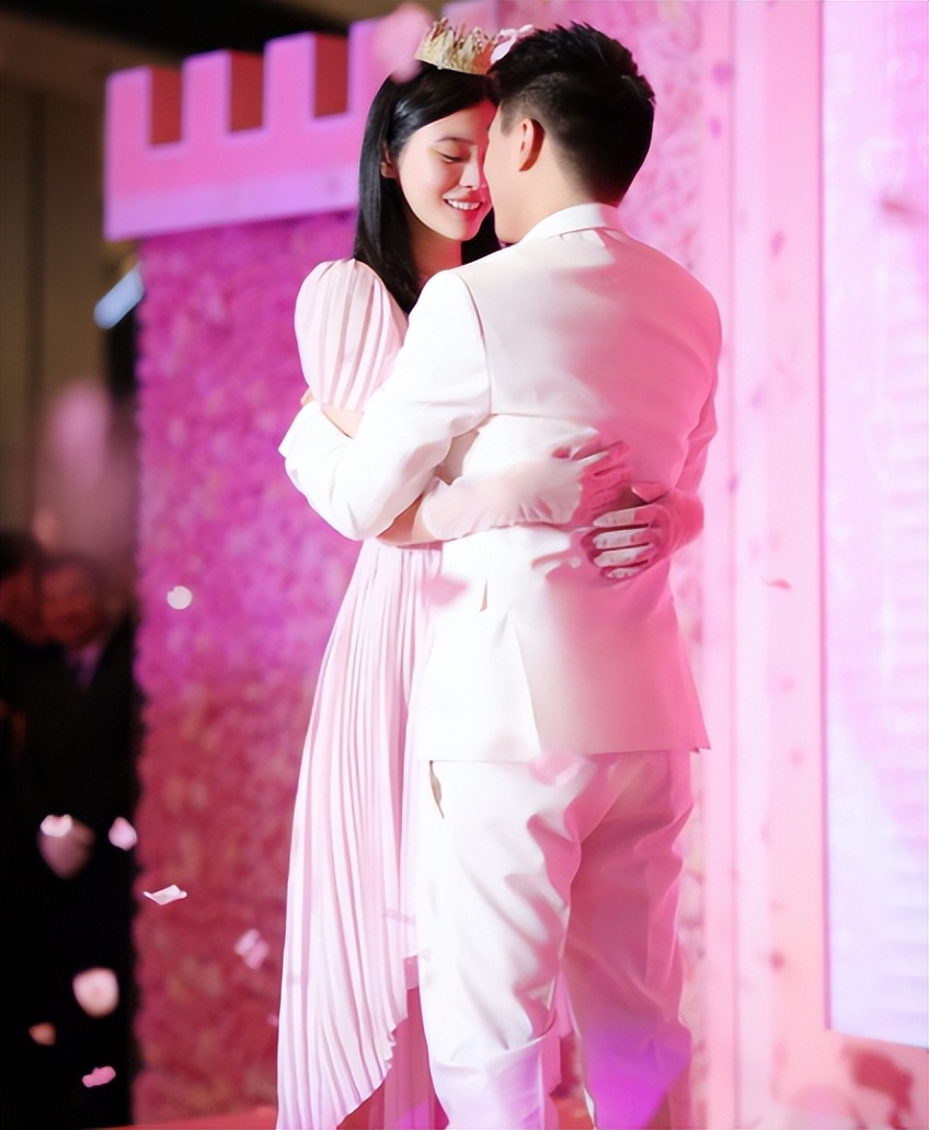 何猷君豪门之争,任正非的女儿姚安娜和何猷君