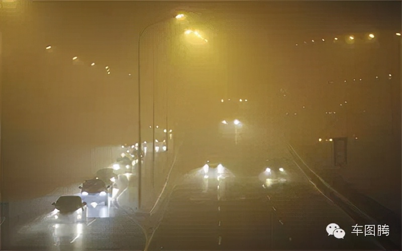雾天开什么灯,雾天两车交会开什么灯
