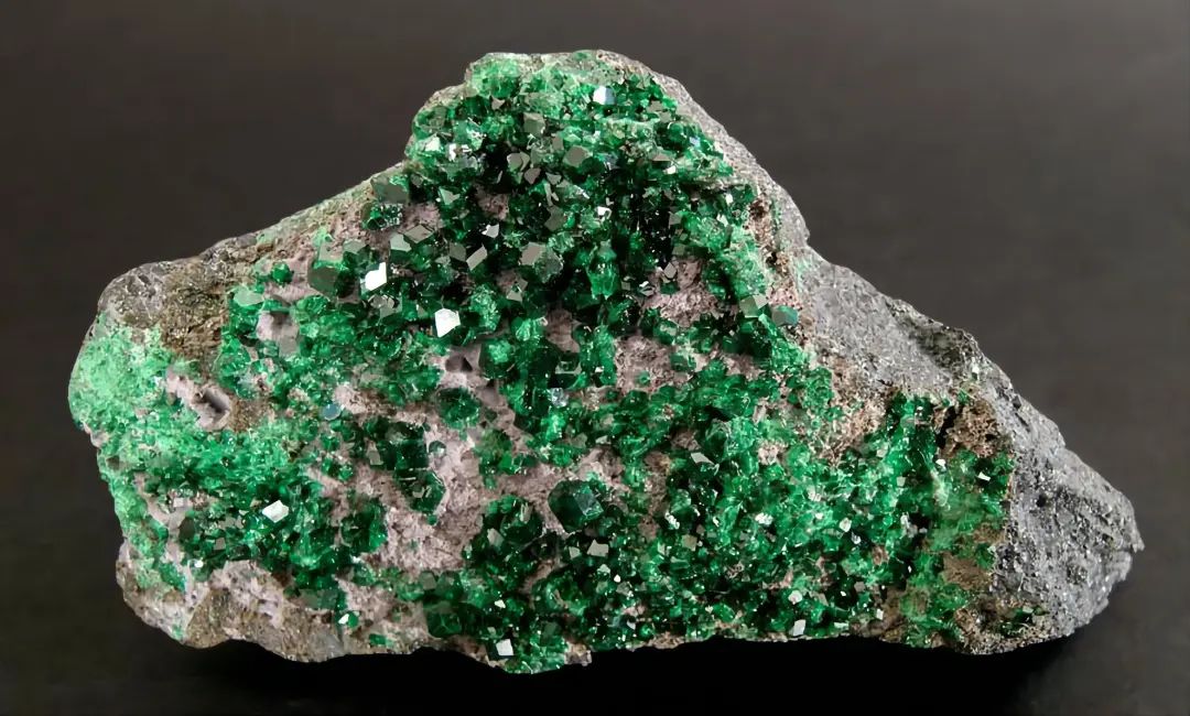 石榴石是什么档次的宝石,石榴石明星