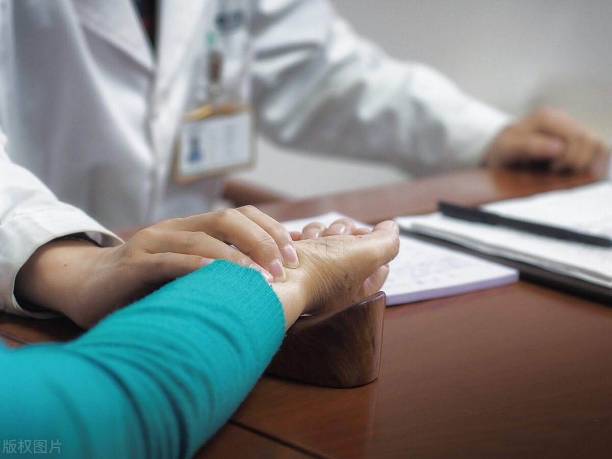 鼻子黑头为何越挤越多,鼻子上的黑头怎么去除中医