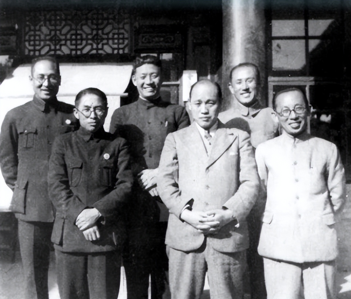 小伙回家发现家里不对劲,小伙不知道自己爸爸是黑社会