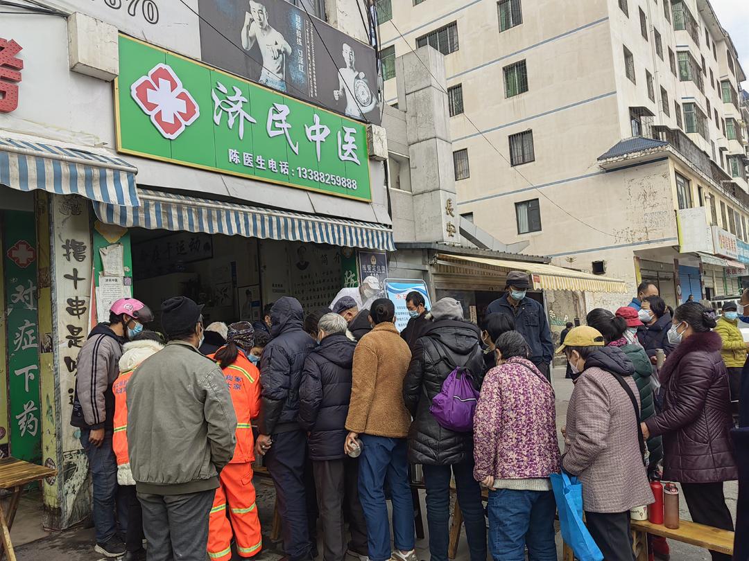 云南一医院熬防疫大锅药免费发放,医院熬防疫大锅药免费发放市民