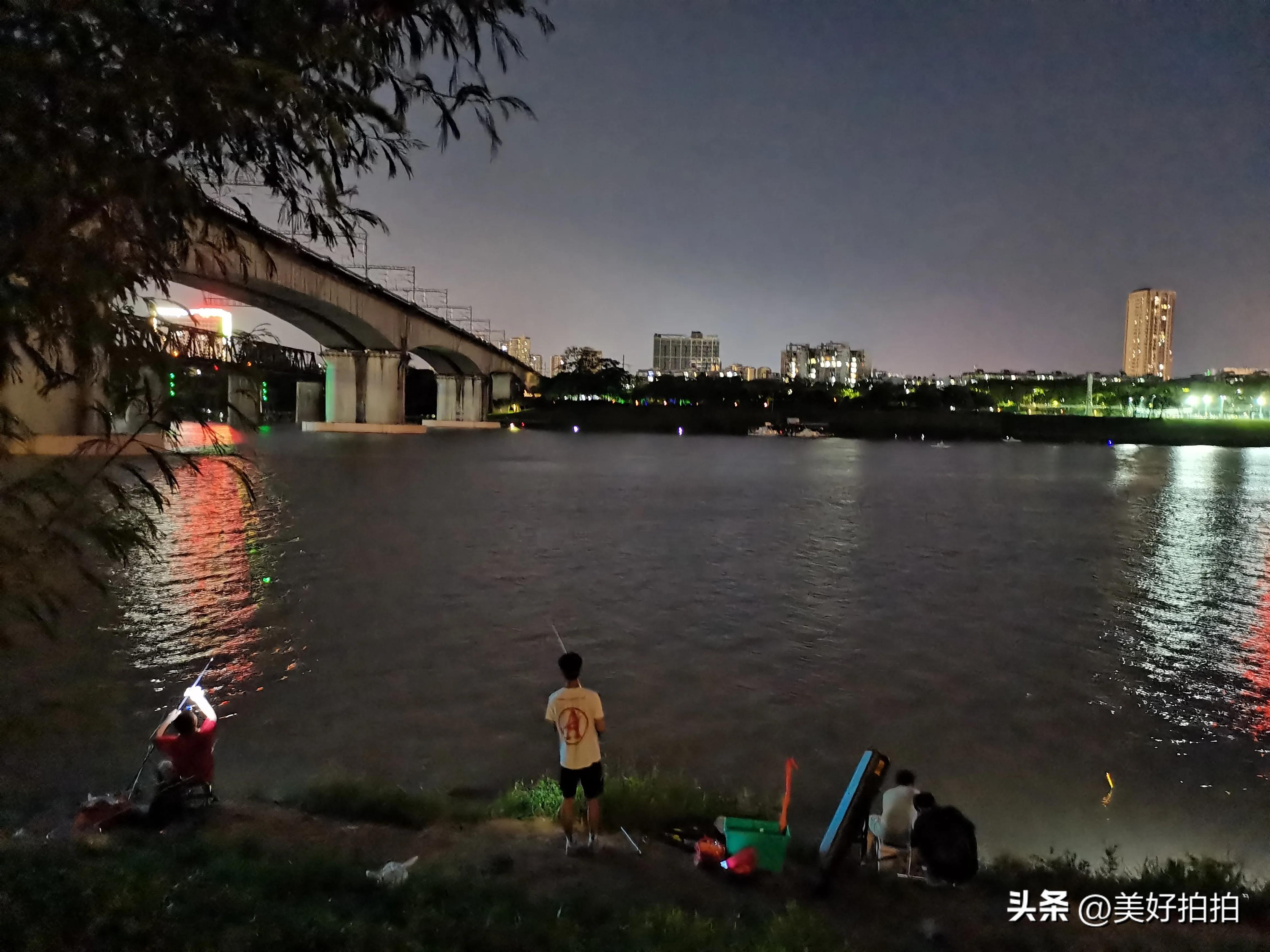 邕江边尽情放松,夜晚邕江边吹吹风