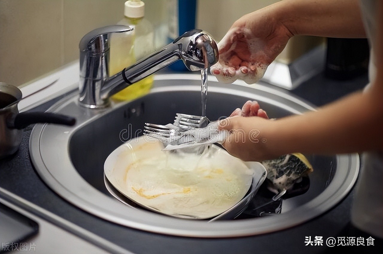 这样洗碗等于在培养细菌,这5种洗碗方式等于“吃毒”