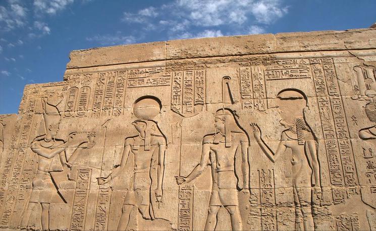 古埃及壁画的艺术特点是什么,古埃及时期的雕塑壁画的基本特点