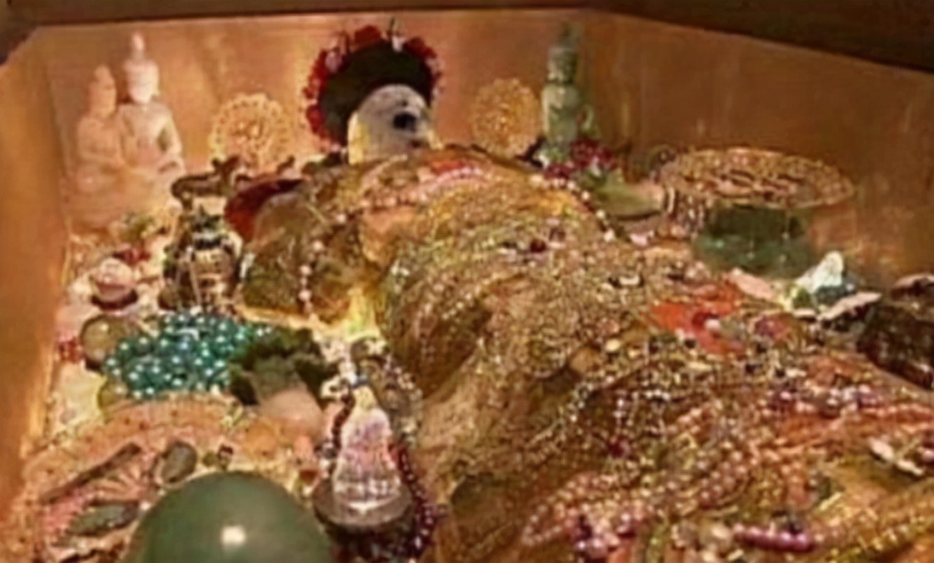 男子9万元买袈裟,男子花7万买袈裟转手7000