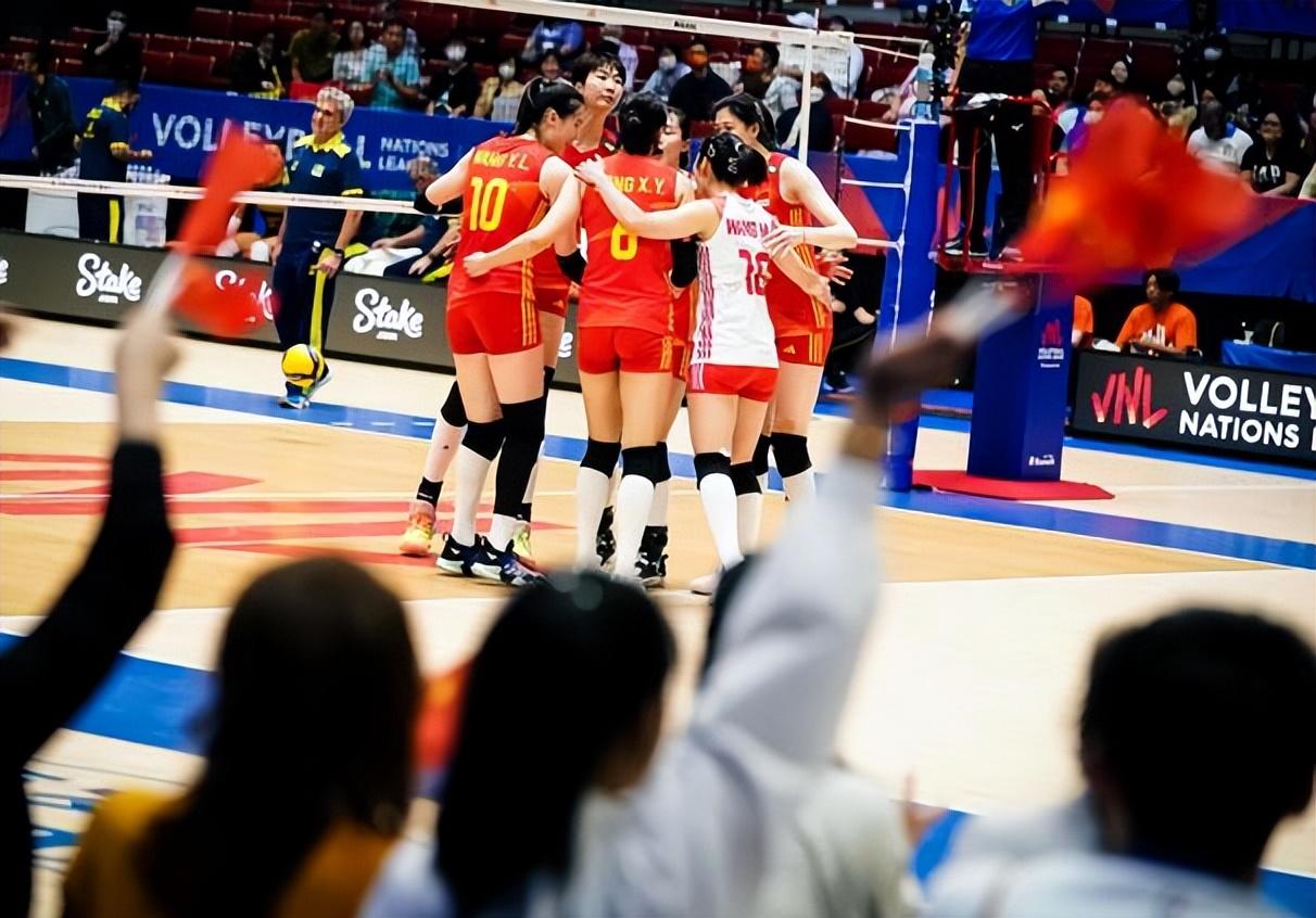 女排对阵荷兰王梦洁救球,中国女排3比0阿根廷女排王梦洁