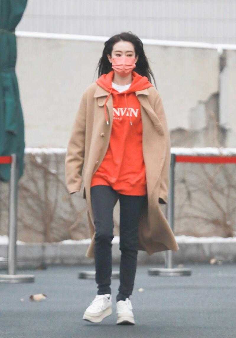 张小斐同款大衣穿搭,张小斐同款丝绒大衣搭配