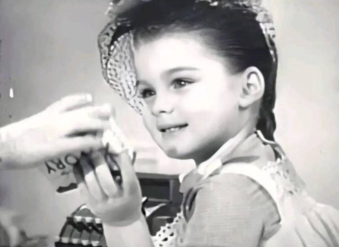 michaeljackson与波姬小丝,波姬小丝14岁就登上了时尚杂志