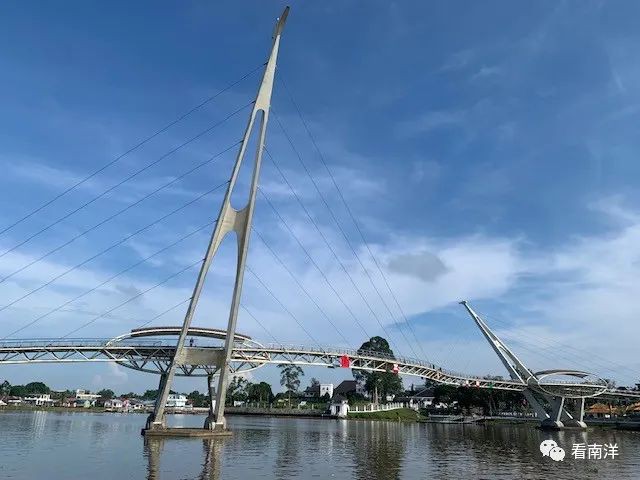 游古晋河滨公园的路线,古晋河滨公园夜景