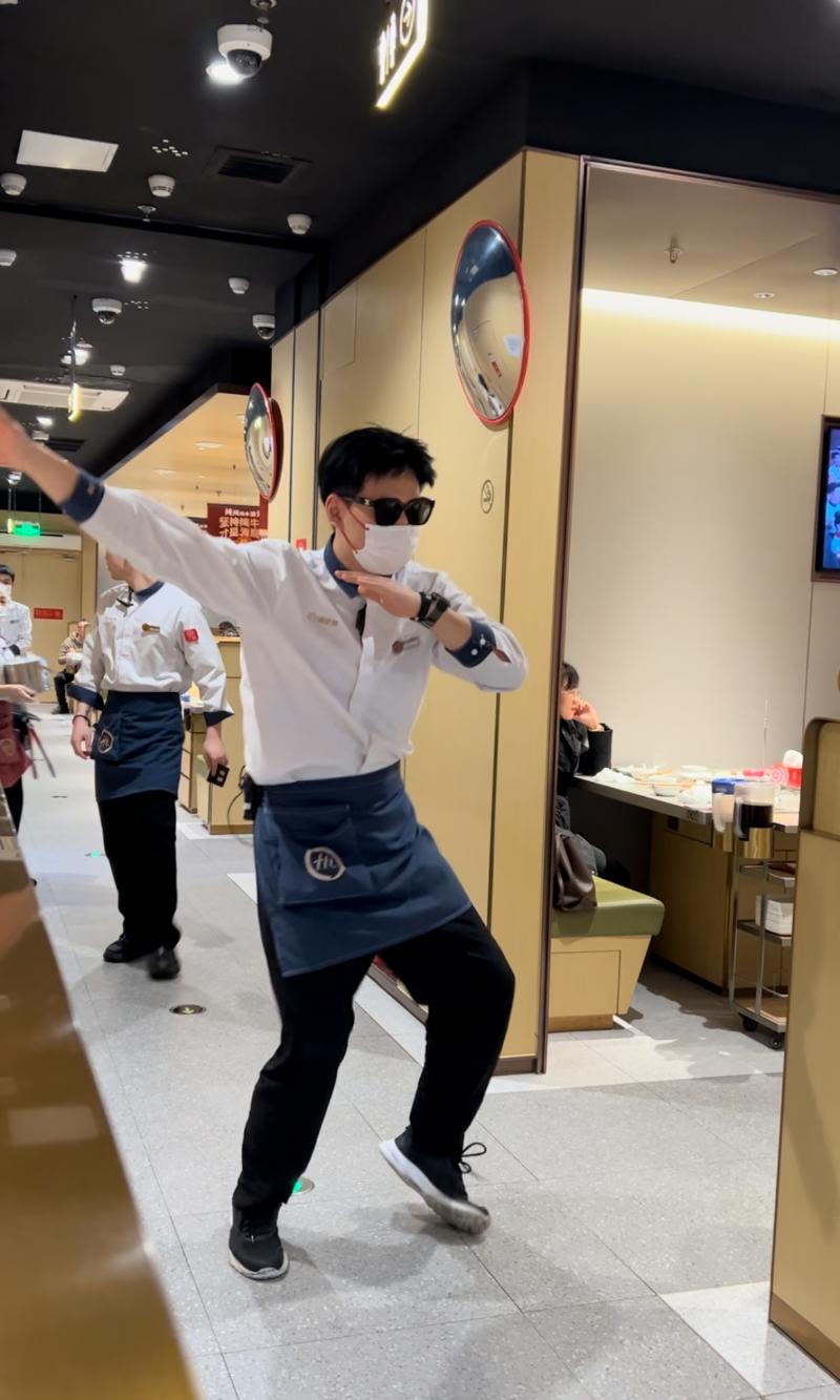 餐前肩颈按摩，餐后还可洗头，合肥一海底捞又“卷”起来了