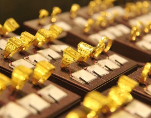 黄金上涨推动牛市,黄金飙涨与石油美元体系