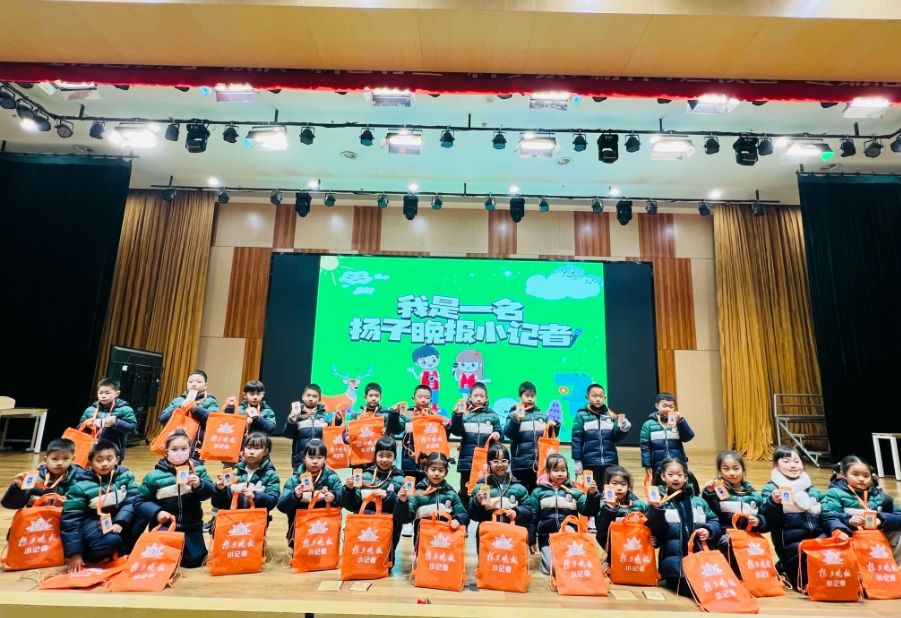 南京大学记者去采访,记者走进学校采访新闻